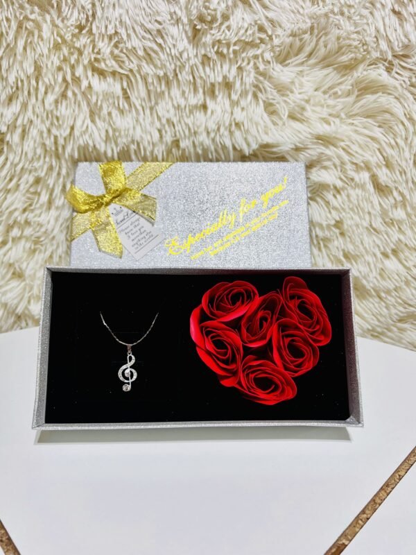 Necklace with Roses Gift Pack